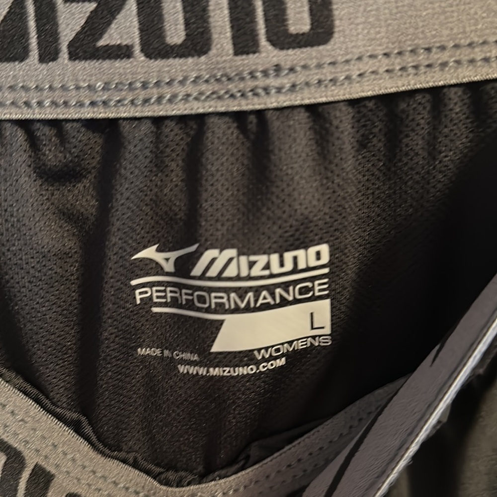 Women’s Mizuno running shorts black 4” inseam - Picture 3 of 4